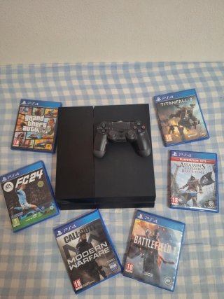 Console PS4 nera + 6 giochi