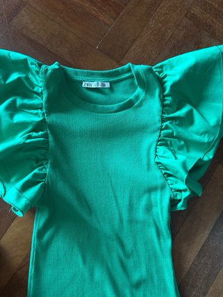 Vestido canalé verde manga volante