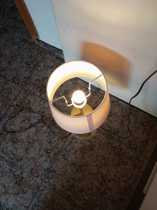 Lámpara de mesa blanca y dorada