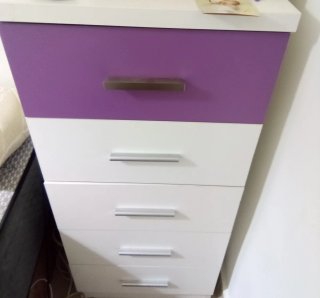 Cómoda auxiliar morada y blanca