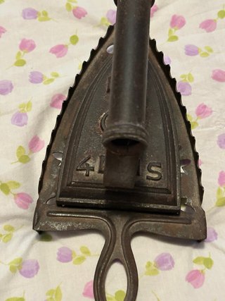 Plancha antigua de hierro con soporte