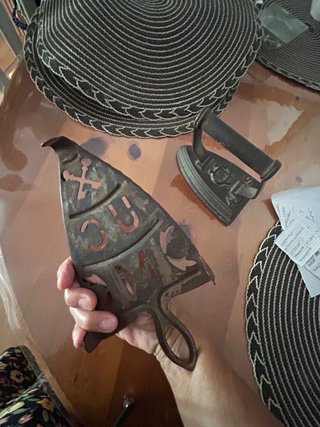 Plancha antigua de hierro con soporte