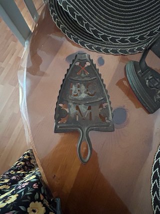Plancha antigua de hierro con soporte