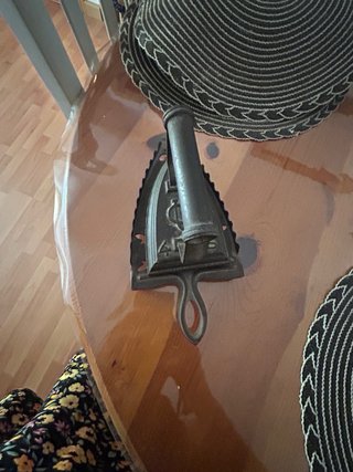 Plancha antigua de hierro con soporte
