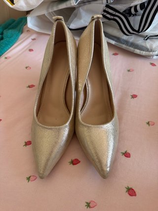Zapatos de tacón dorados