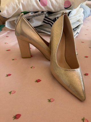 Zapatos de tacón dorados