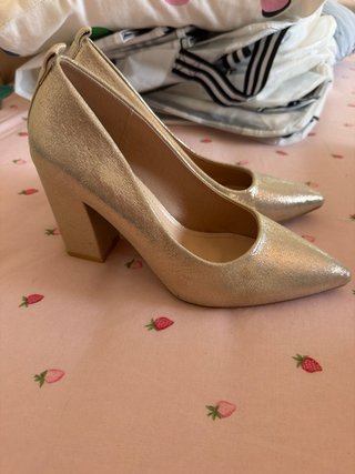 Zapatos de tacón dorados