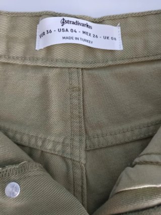 Shorts Stradivarius verde
