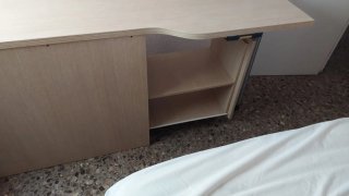 Escritorio de madera con zapatero/cajon