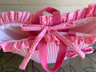Bolso de mano rosa con volantes ideal para playa