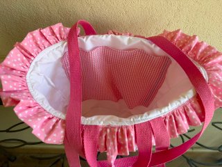 Bolso de mano rosa con volantes ideal para playa