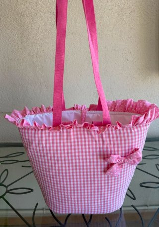 Bolso de mano rosa con volantes ideal para playa