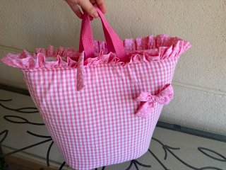 Bolso de mano rosa con volantes ideal para playa
