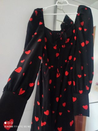 Vestido negro con corazones rojos