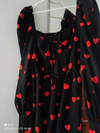 Vestido negro con corazones rojos