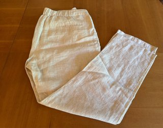 Pantalón de lino beige. Marca ese o ese