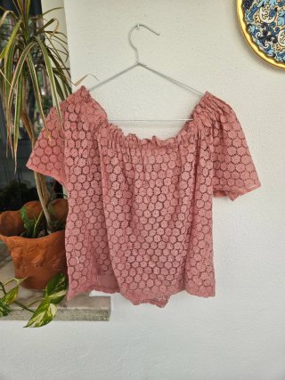 Top rosa encaje escote Bardot