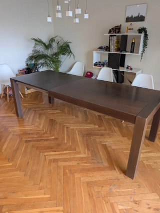 Mesa de comedor de madera oscura