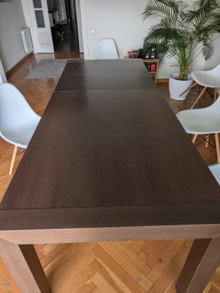 Mesa de comedor de madera oscura