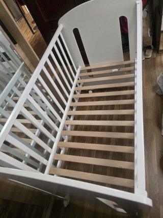 Cuna de madera blanca con osito