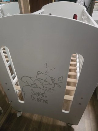 Cuna de madera blanca con osito