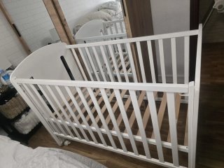 Cuna de madera blanca con osito