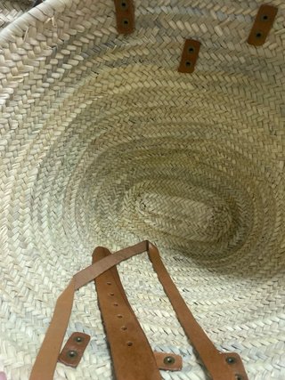 Cestas de paja grandes con asas de cuero