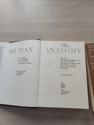 Antiguo libro de anatomía  ruso