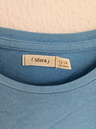 Camiseta infantil azul con estampado de coche