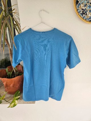 Camiseta infantil azul con estampado de coche