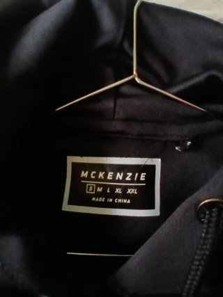 Sudadera McKenzie Negra con Raya Blanca