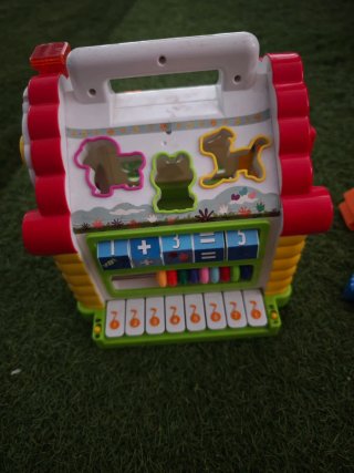 Casita de juguete con figuras para bebe