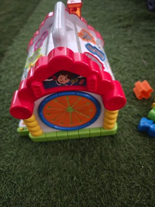 Casita de juguete con figuras para bebe