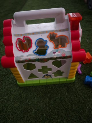 Casita de juguete con figuras para bebe
