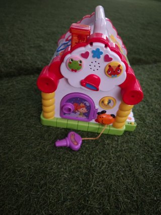 Casita de juguete con figuras para bebe