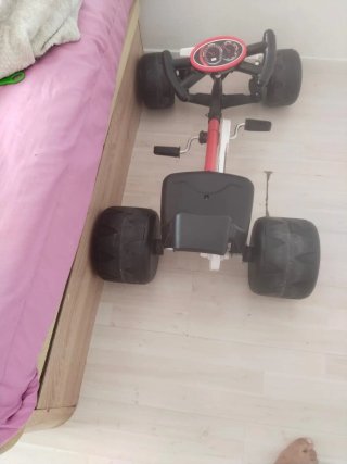 Coche a pedales infantil