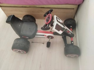 Coche a pedales infantil