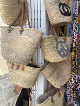 Cesta de paja con diseño de paz
