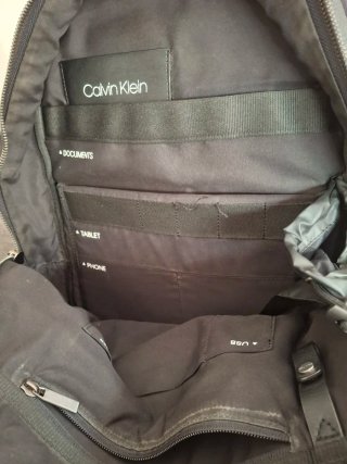 Mochila Calvin Klein Negra de cuero, usada,
