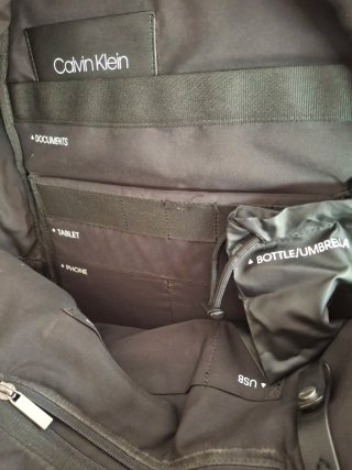 Mochila Calvin Klein Negra de cuero, usada,