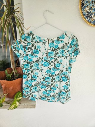 Camiseta Sfera floral azul y blanca Talla M