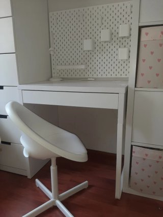 Escritorio, silla y estantería infantil