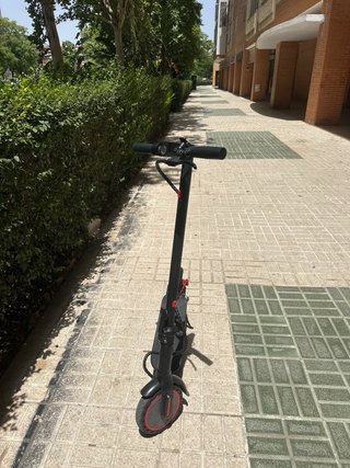 Patinete eléctrico con ruedas antipinchazos