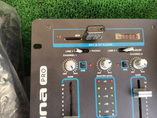 Equipo de sonido: 2 altavoces + mesa DJ