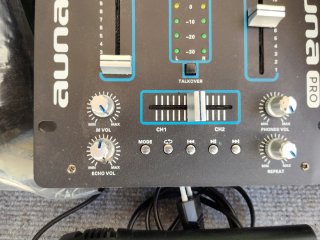 Equipo de sonido: 2 altavoces + mesa DJ