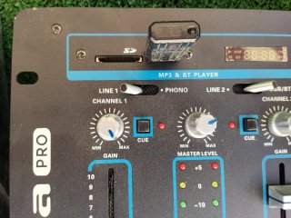 Equipo de sonido: 2 altavoces + mesa DJ