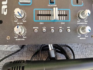 Equipo de sonido: 2 altavoces + mesa DJ