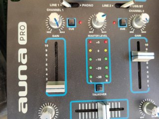 Equipo de sonido: 2 altavoces + mesa DJ