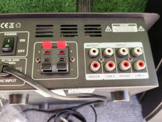 Equipo de sonido: 2 altavoces + mesa DJ