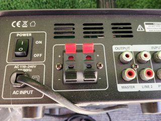 Equipo de sonido: 2 altavoces + mesa DJ